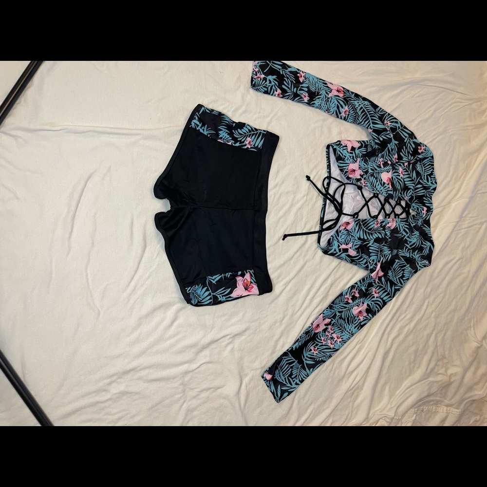 Long sleeve and shorts Bikini Swim Suit - Picture 5 of 7